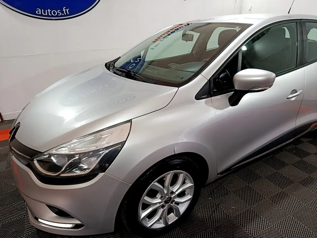 Renault Clio Business gris clair vue 3/4 avant droit, avec phares halogènes et jantes alliage visibles.