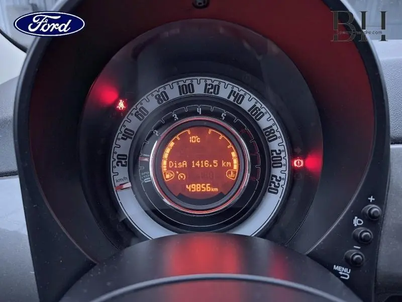 Vue rapprochée du compteur central orange de la FIAT 500 gris métal, affichant 49856 km et température extérieure.