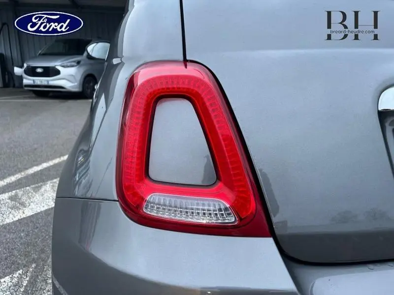 Gros plan sur le feu arrière gauche d'une FIAT 500 Lounge gris métallisé, mettant en valeur son design distinctif.