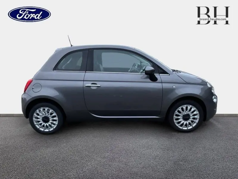 Profil droit d'une FIAT 500 Lounge 2018 gris métal avec jantes alliage et rétroviseurs noirs.
