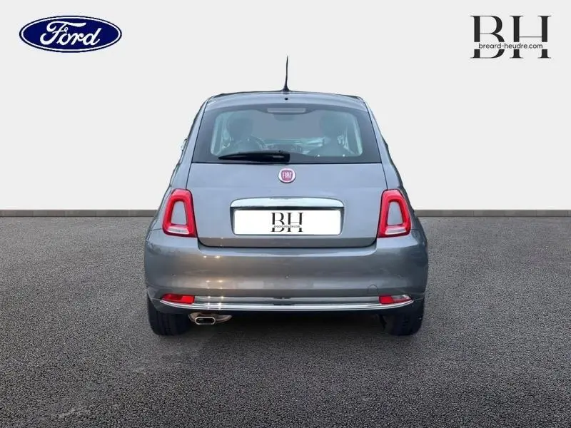 Vue arrière d'une FIAT 500 1.2 8v Lounge 2018 en gris métal Groove avec feux arrière rouges et échappement chromé.