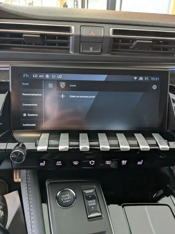 Tableau de bord de Peugeot 508 SW gris, avec écran tactile central et commandes piano noires et argentées.