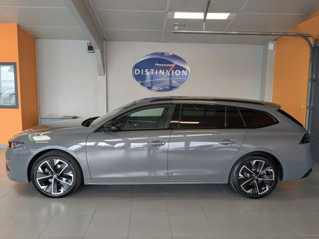 Peugeot 508 SW gris sélénium vue de profil côté gauche, avec jantes alliage 18 pouces et vitres surteintées.