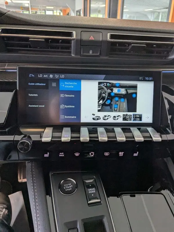Vue rapprochée de la console centrale du Peugeot 508 SW gris, avec écran tactile et commandes piano clés visibles.