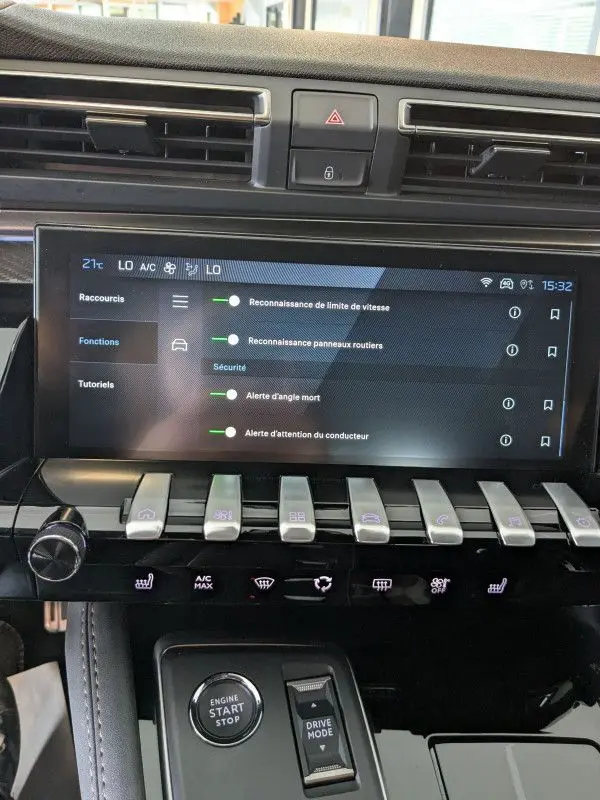 Tableau de bord du Peugeot 508 SW gris Selenium 2024, avec écran tactile affichant les aides à la conduite et commandes piano.