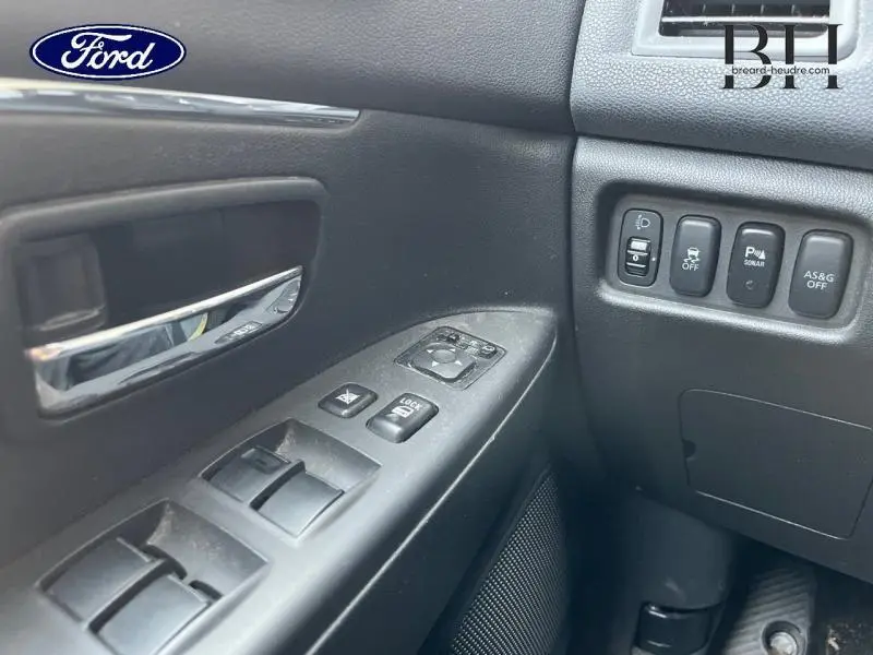 Gros plan sur la porte côté conducteur d'un Citroën C4 Aircross brun Mangaro, avec commandes électriques et boutons de réglage.