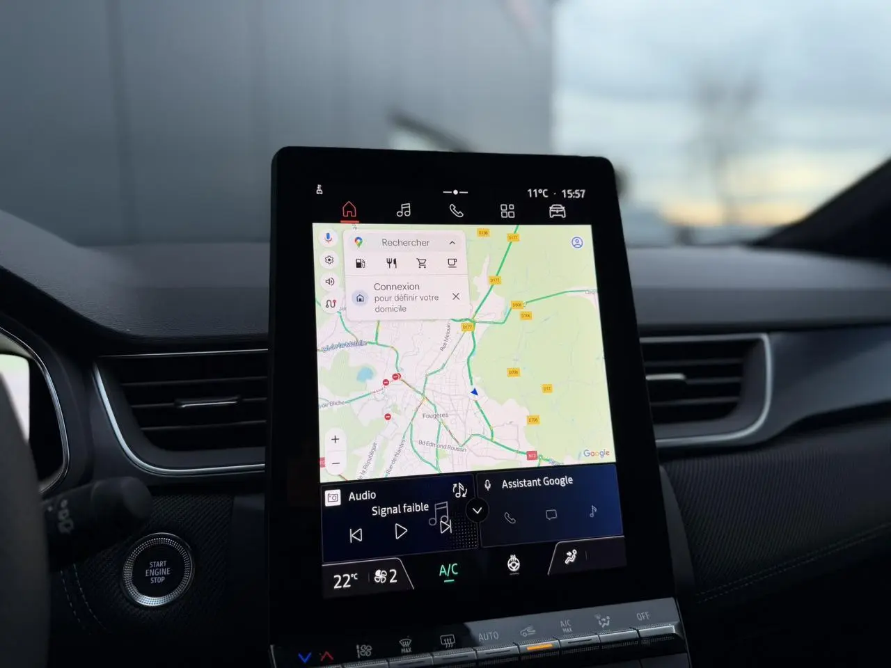 Écran tactile vertical du système multimédia OpenR Link avec navigation GPS dans l’habitacle du Renault Captur Bleu Iron.