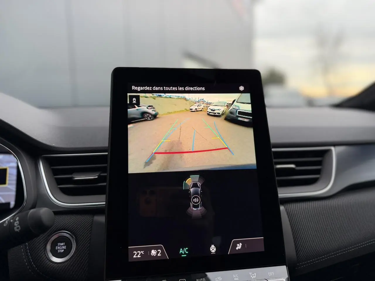 Écran central tactile du Renault Captur Bleu Iron montrant la caméra de recul avec guidage de trajectoire.