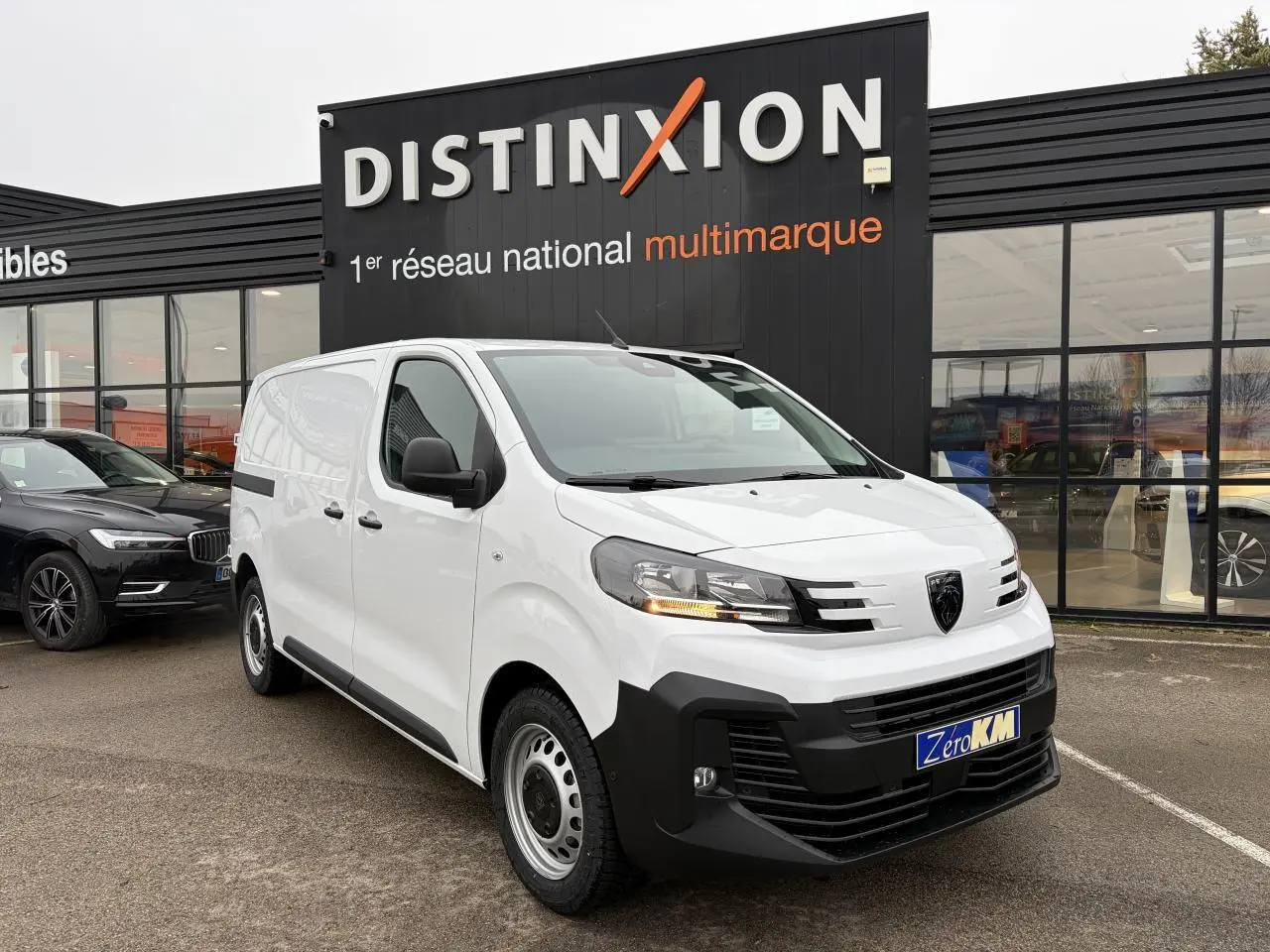 Fourgon Peugeot Expert blanc Icy en 3/4 avant droit, avec jantes tôle grises et calandre noire.