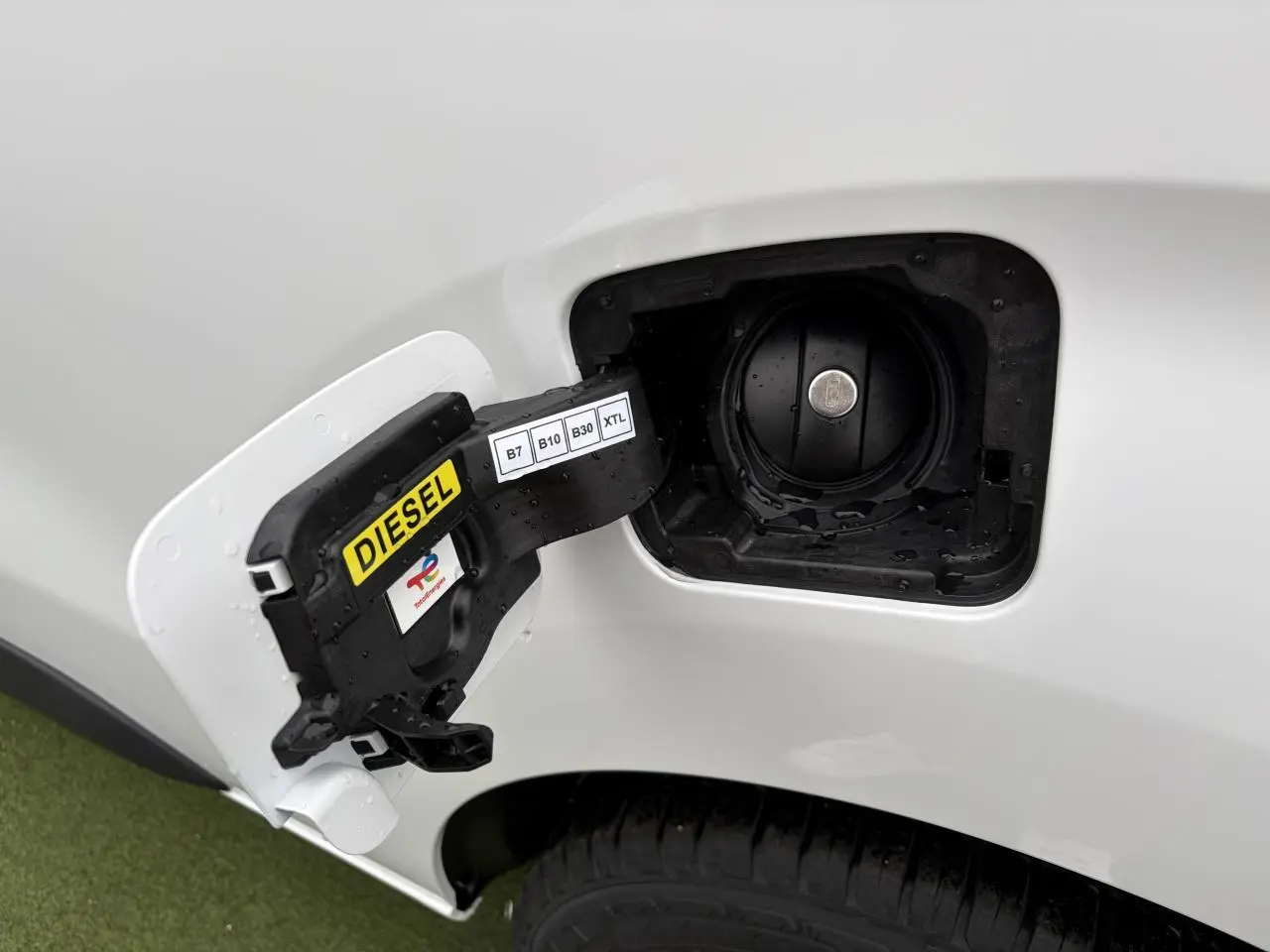 Gros plan sur la trappe à carburant diesel ouverte du Peugeot Expert Fourgon blanc icy, côté arrière droit.