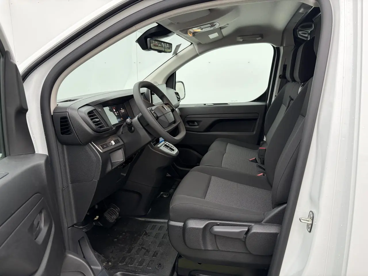 Vue intérieure côté conducteur du Peugeot Expert Fourgon blanc Icy, montrant la banquette 2 places et le tableau de bord moderne.