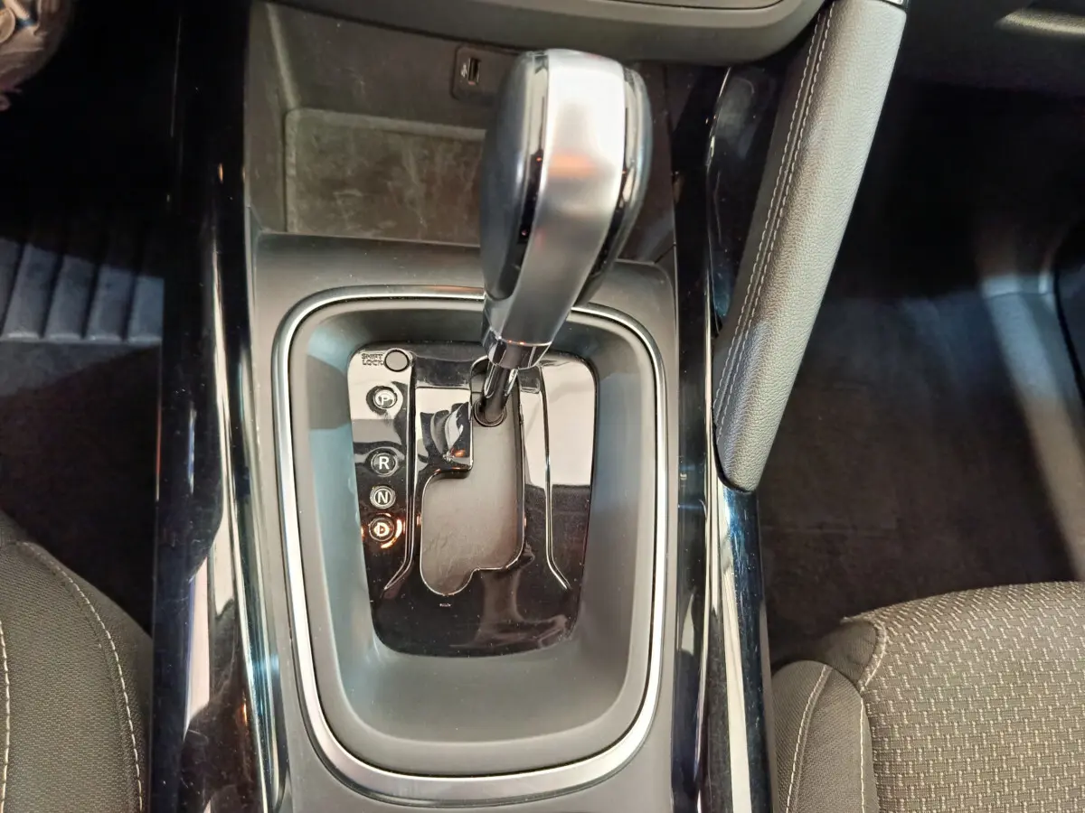 Vue rapprochée de la commande de boîte automatique noire du Renault Kadjar Business Blue dCi 115 EDC 2022, avec frein à main cuir visible.