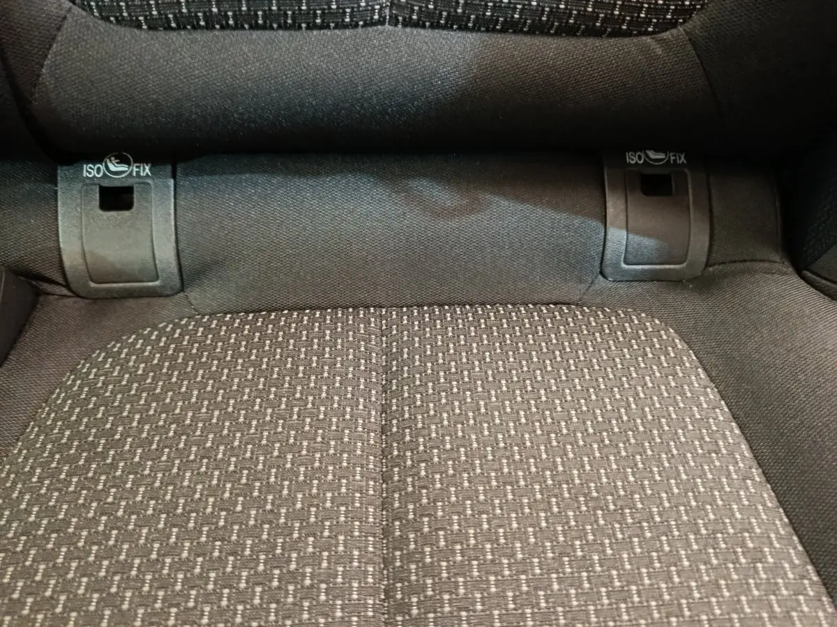 Gros plan sur la banquette arrière gris foncé du Renault Kadjar 2022 avec fixations ISOFIX visibles.