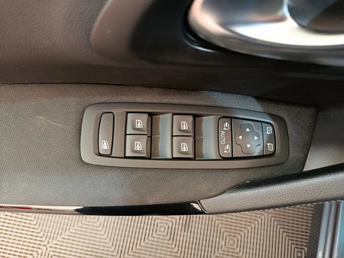 Gros plan sur les commandes des vitres et rétroviseurs côté conducteur du Renault Kadjar Business gris foncé 2022.