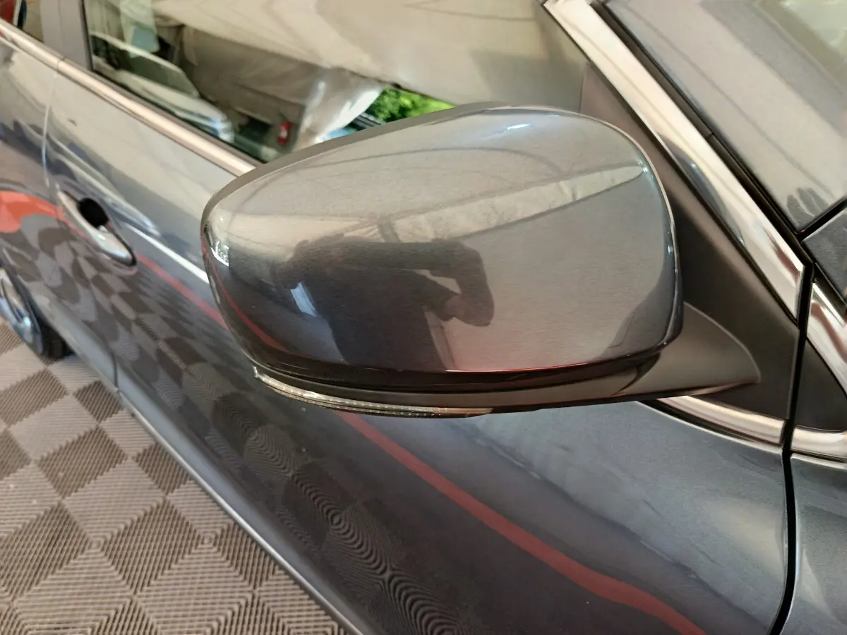 Rétroviseur côté gauche gris foncé du Renault Kadjar Business Blue dCi 115 EDC 2022, vue rapprochée en extérieur.