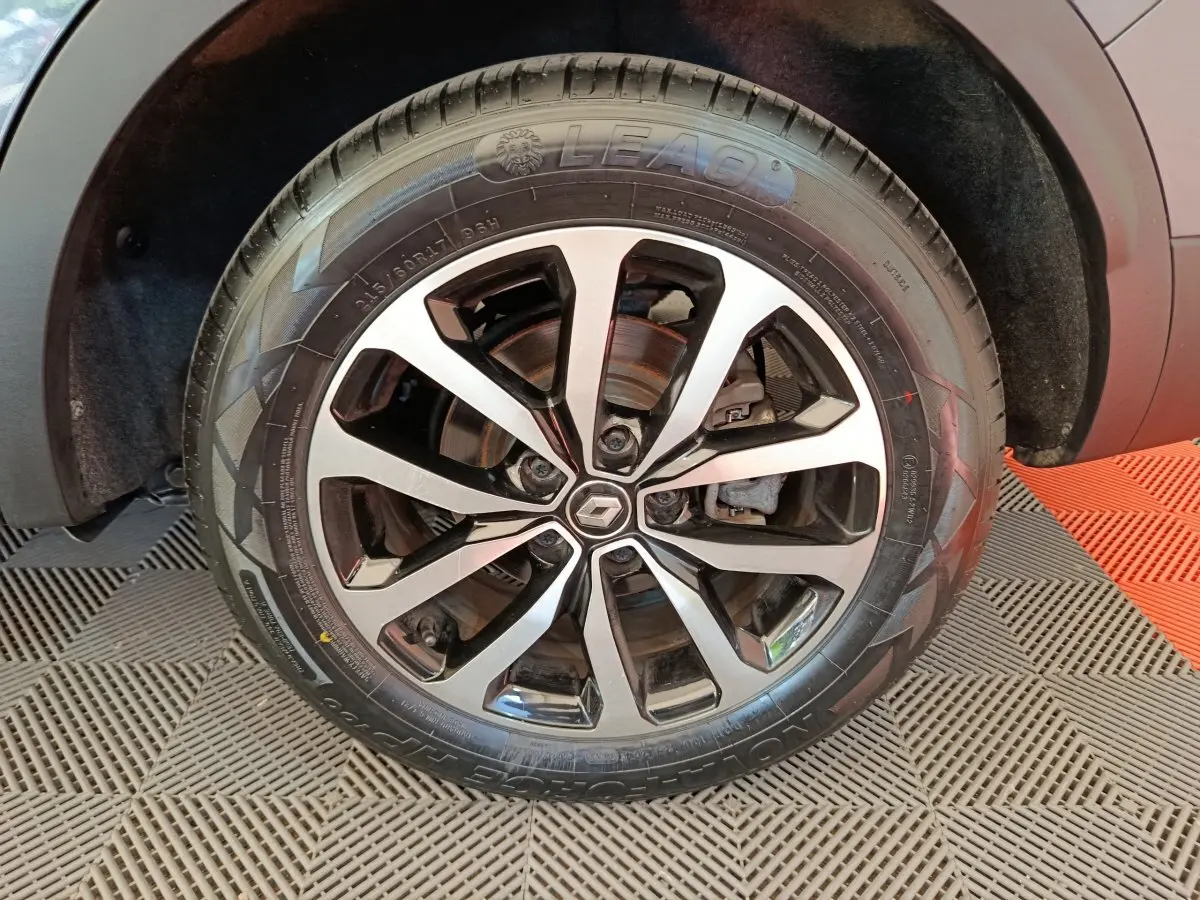 Gros plan sur la roue avant droite du Renault Kadjar gris foncé, mettant en valeur la jante alliage à design moderne.