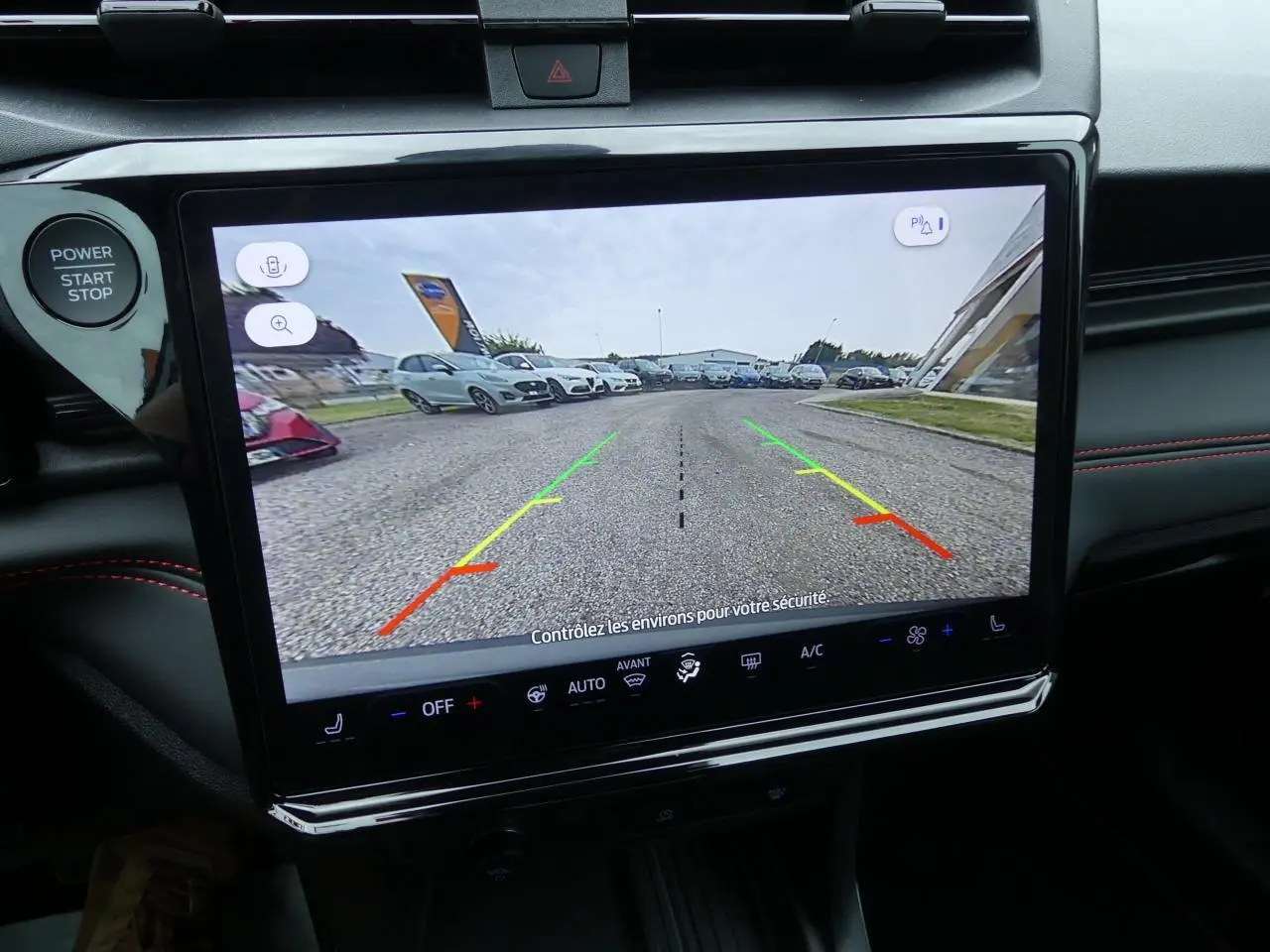 Vue intérieure du tableau de bord du Ford Puma 2025, écran tactile affichant la caméra de recul en marche.