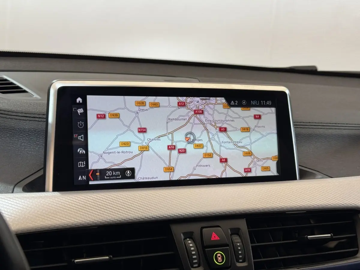 Écran central tactile affichant la navigation 3D dans l’habitacle du BMW X2 xDrive25e bleu de 2021.