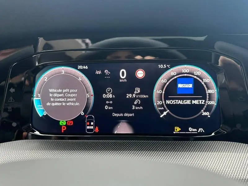 Tableau de bord numérique de Volkswagen Golf gris 2.0 TDI, affichage vitesse, consommation et station radio Nostalgie Metz.