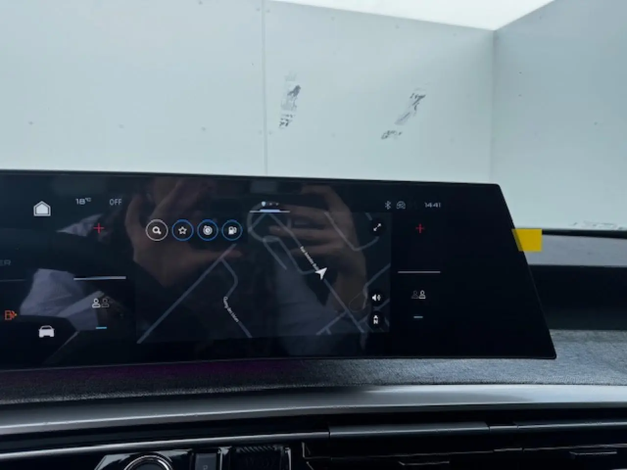 Écran tactile incurvé du tableau de bord du Peugeot 5008 III avec navigation 3D affichée, intérieur moderne.