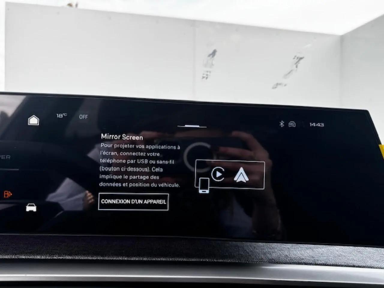 Écran tactile du Peugeot 5008 bleu Ingaro, affichant la fonction Mirror Screen en intérieur, vue rapprochée frontale.