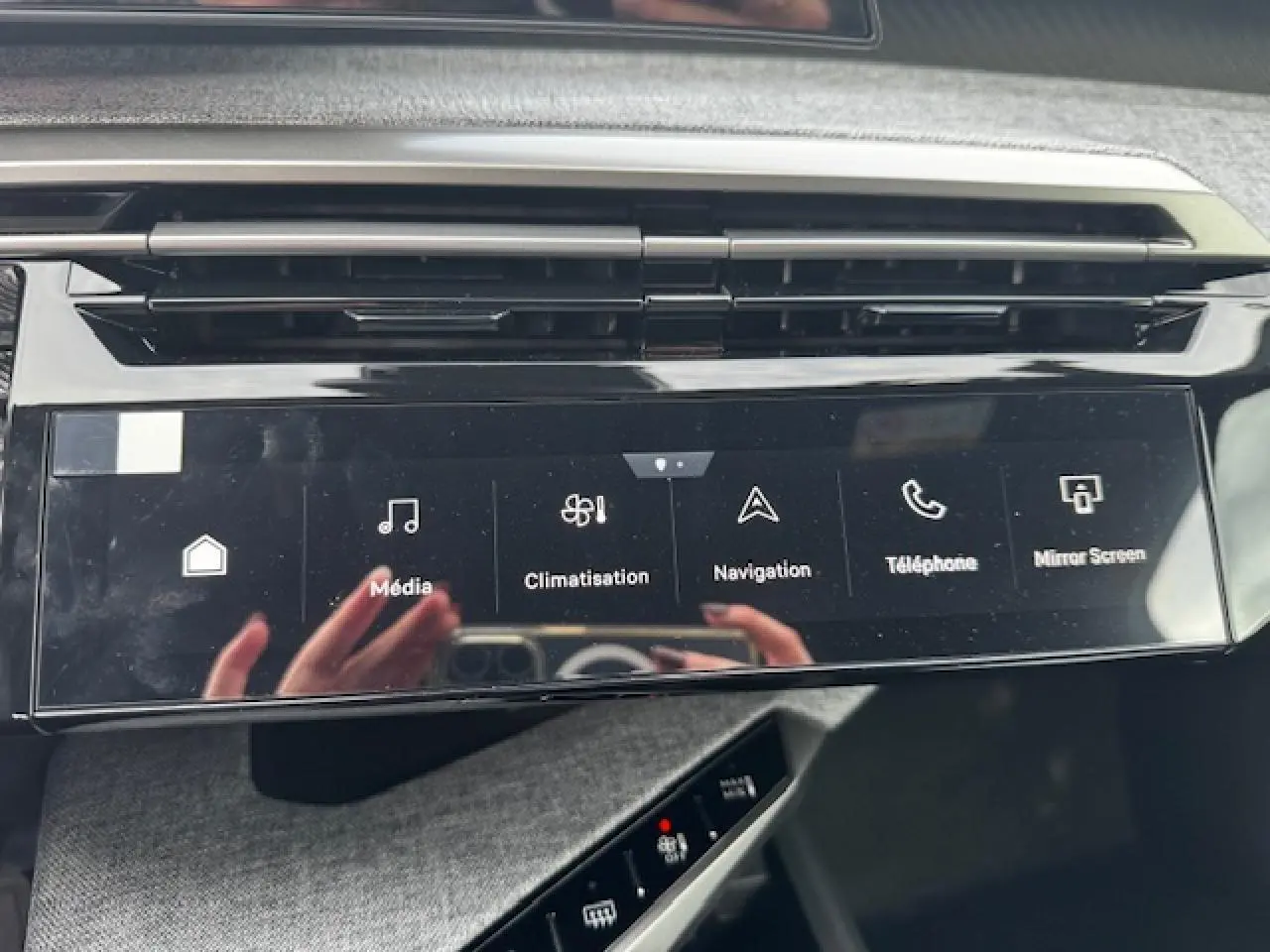 Écran tactile central du tableau de bord du Peugeot 5008 bleu Ingaro, affichant les menus Média, Climatisation, Navigation, Téléphone et Mirror Screen.
