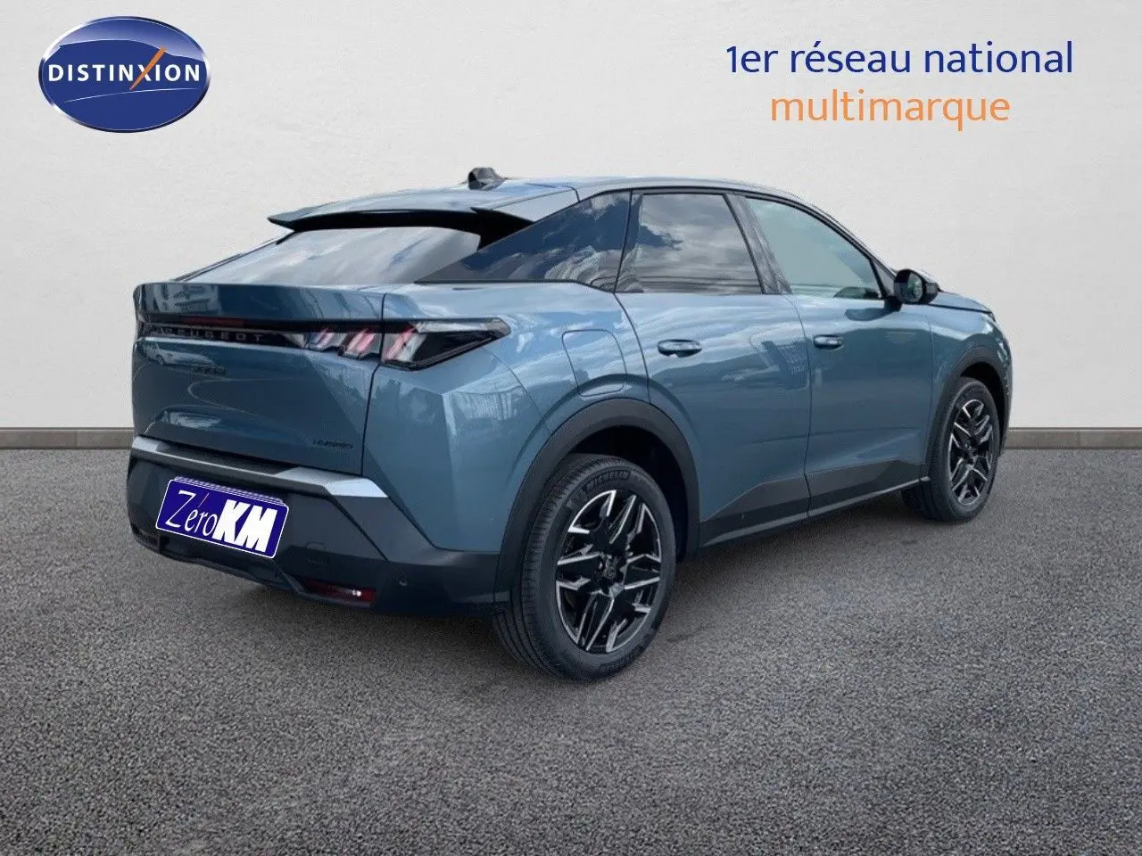 Peugeot 3008 Hybrid bleu Ingaro métal vu en 3/4 arrière droit avec jantes noires et toit noir contrasté.