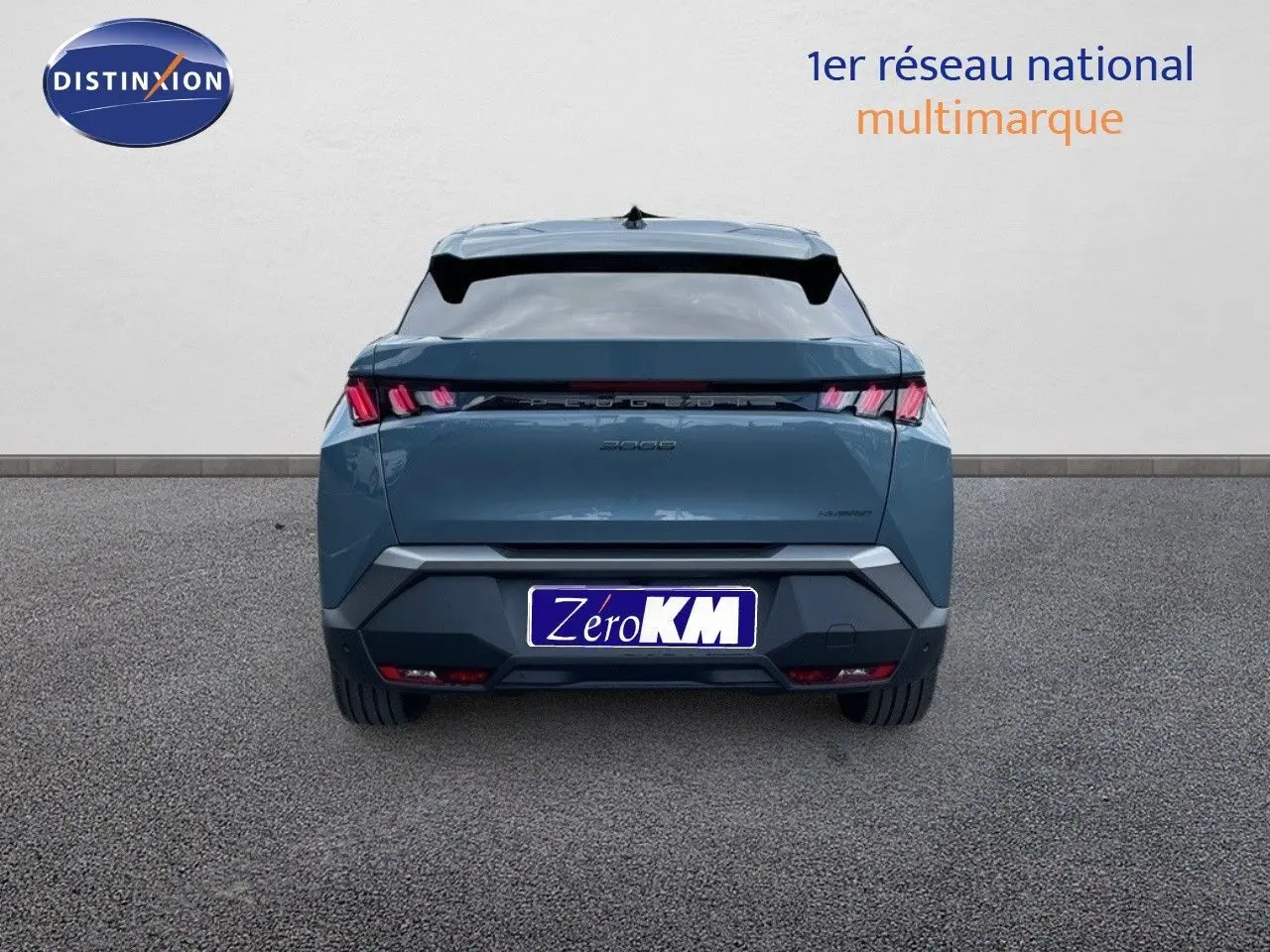 Vue arrière du Peugeot 3008 Hybrid 136ch Allure en bleu Ingaro Metal, avec feux LED caractéristiques et plaque Zero KM.