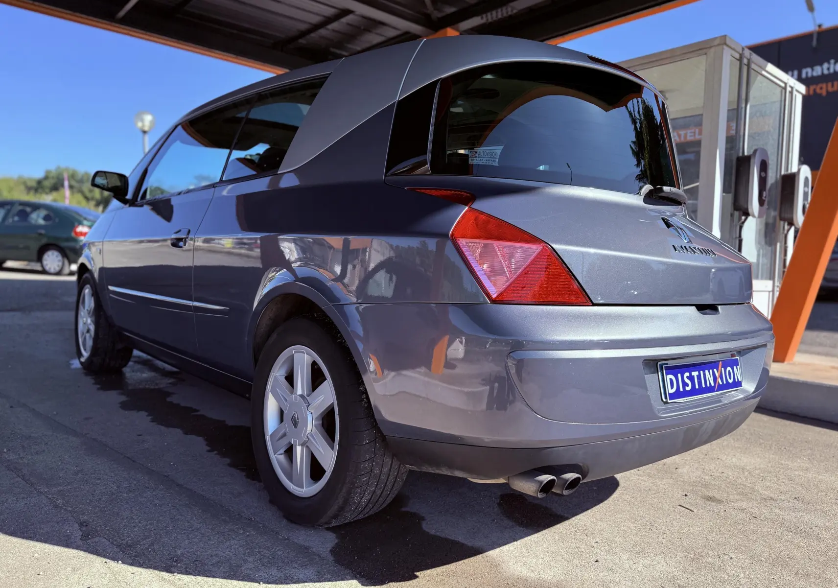 Renault Avantime gris vu en 3/4 arrière droit, mettant en valeur ses feux triangulaires et sa silhouette unique.