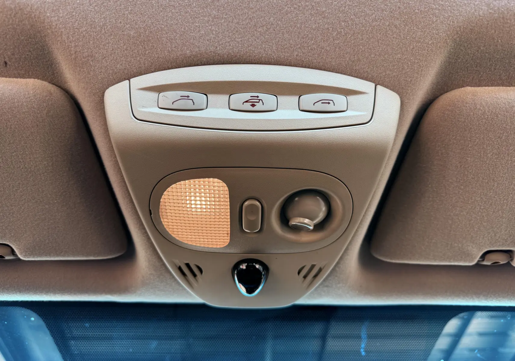 Plafonnier beige avec commandes d'ouverture de toit ouvrant et éclairage intérieur dans Renault Avantime gris 3/4 avant