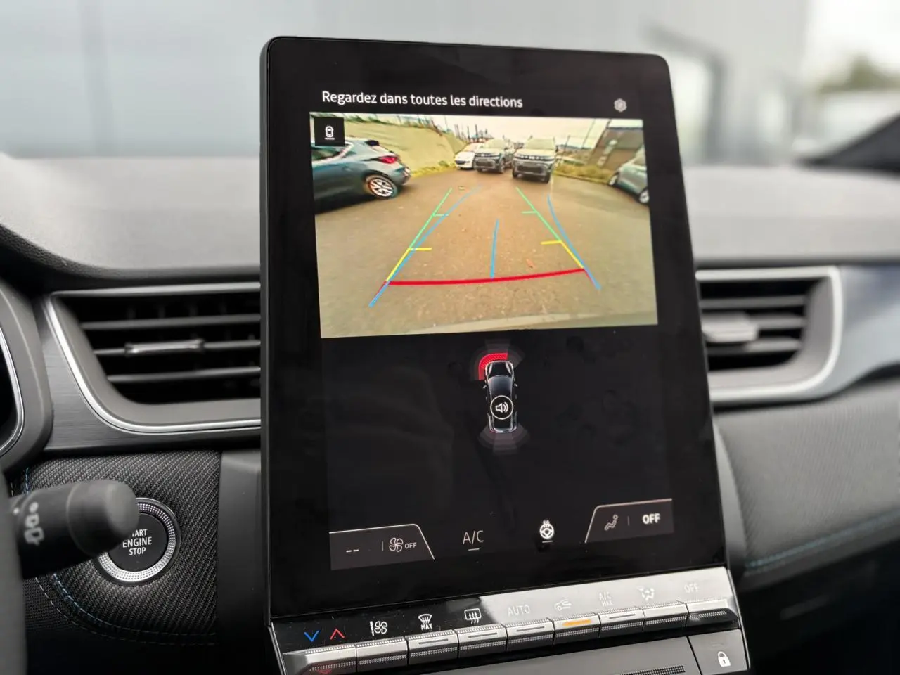 Écran tactile central du Renault Captur 2025 affichant la caméra de recul avec lignes de guidage colorées.