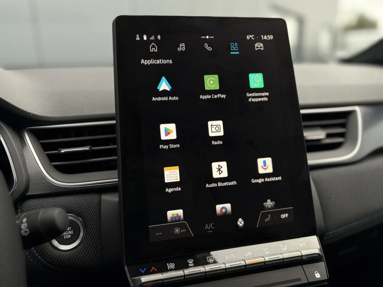 Vue rapprochée de l’écran tactile vertical du tableau de bord du Renault Captur Gris Cassiopée avec interface multimédia Android Auto et Apple CarPlay.