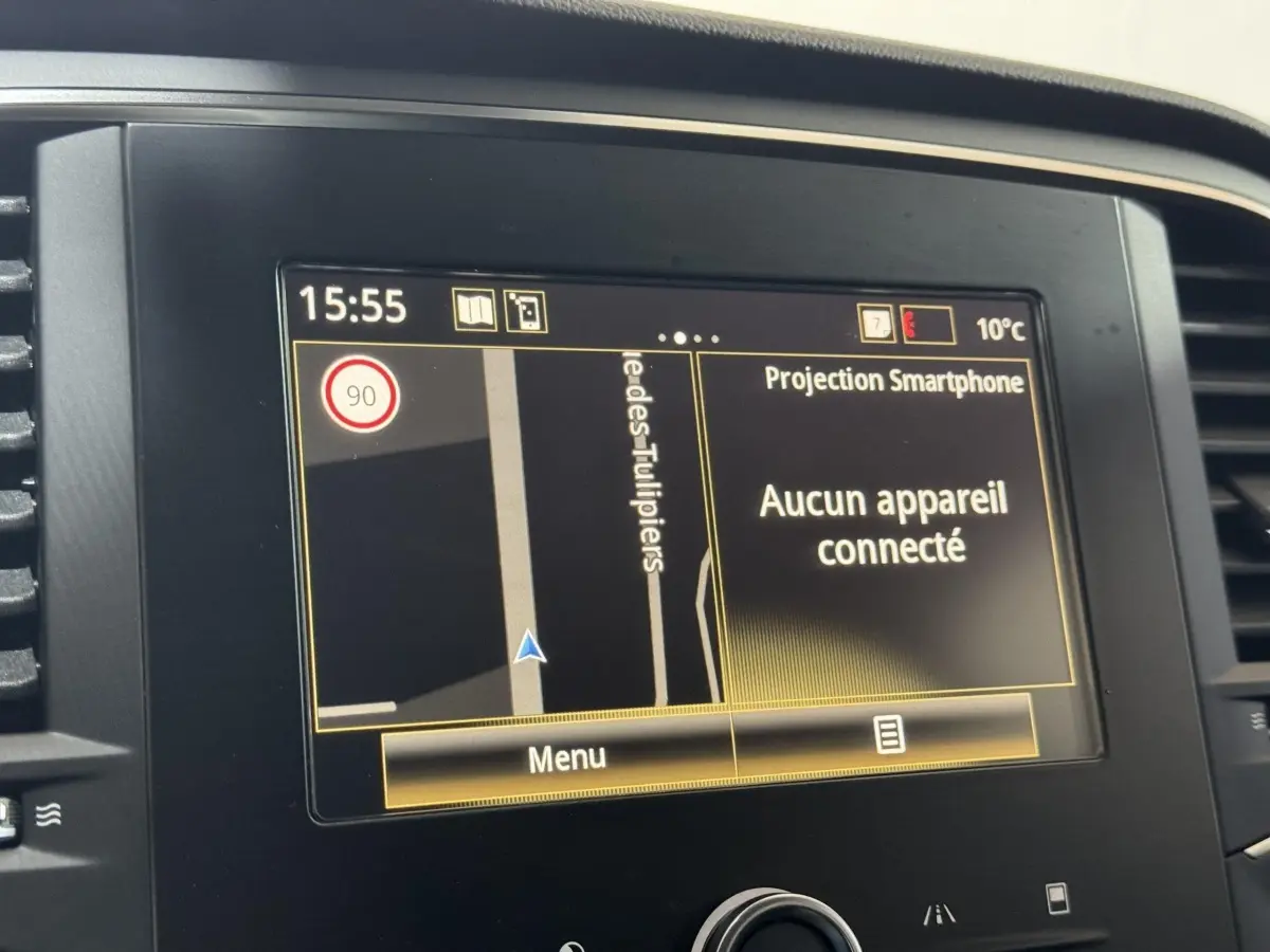 Écran tactile central de navigation de la Renault Mégane Business gris clair, affichant la carte et message "Aucun appareil connecté".