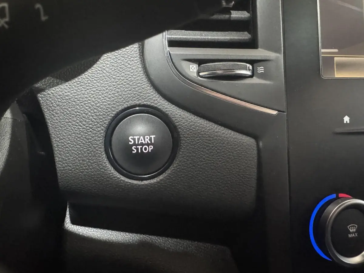 Gros plan sur le bouton Start Stop noir, entouré de plastique texturé noir, intérieur Renault Mégane Business 2019.