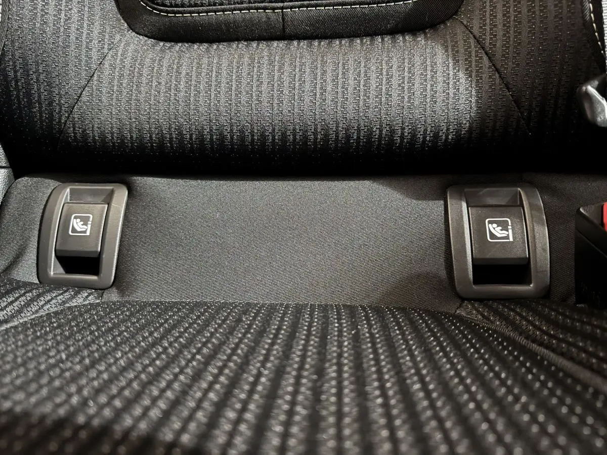 Gros plan sur les fixations Isofix des sièges arrière en tissu noir de la Renault Mégane Business 2019.