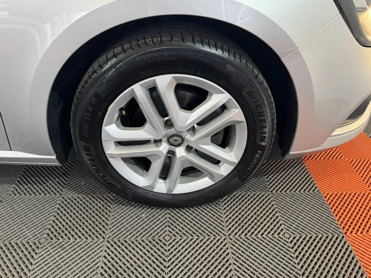 Gros plan sur la roue avant droite gris clair de la Renault Mégane Business TCe 140 EDC avec jante alliage et pneu Michelin.