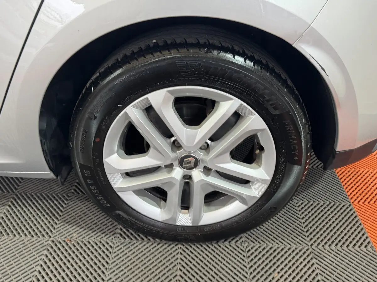 Gros plan sur la roue avant droite gris clair de la Renault Mégane Business TCe 140 EDC FAP de 2019.