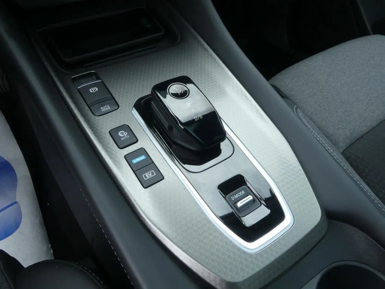 Gros plan sur la console centrale grise avec levier de vitesses et boutons e-Pedal et D-Mode du Nissan Qashqai 1.5 e-Power.