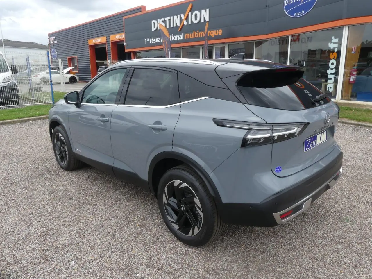 Nissan Qashqai 1.5 e-Power gris métallisé en 3/4 arrière droit avec toit noir et jantes alliage 18 pouces.