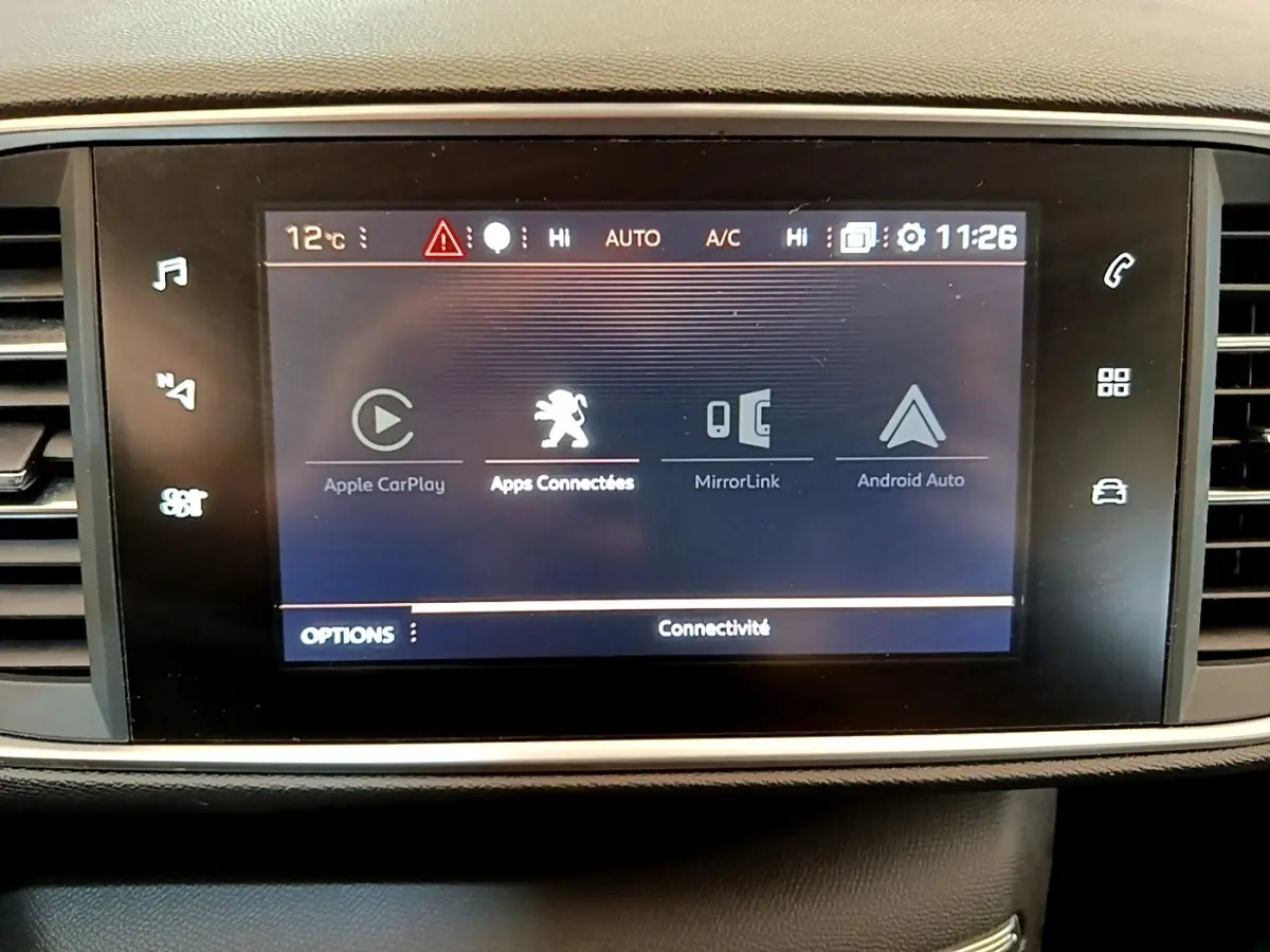 Écran tactile central de la Peugeot 308 blanc, affichant les options Apple CarPlay, Android Auto et connectivité.