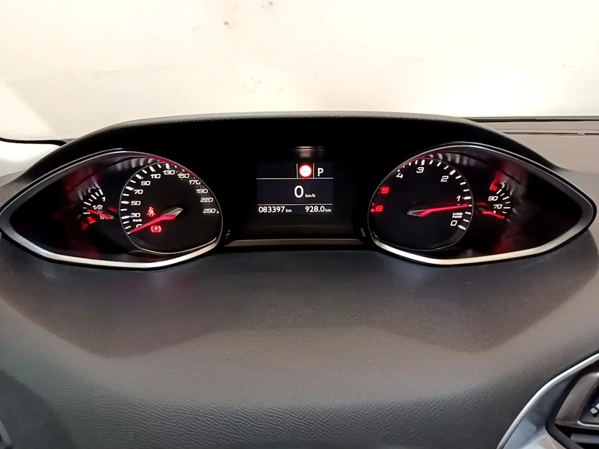 Vue rapprochée du tableau de bord de la Peugeot 308 2017, affichage digital et compteurs analogiques noirs.