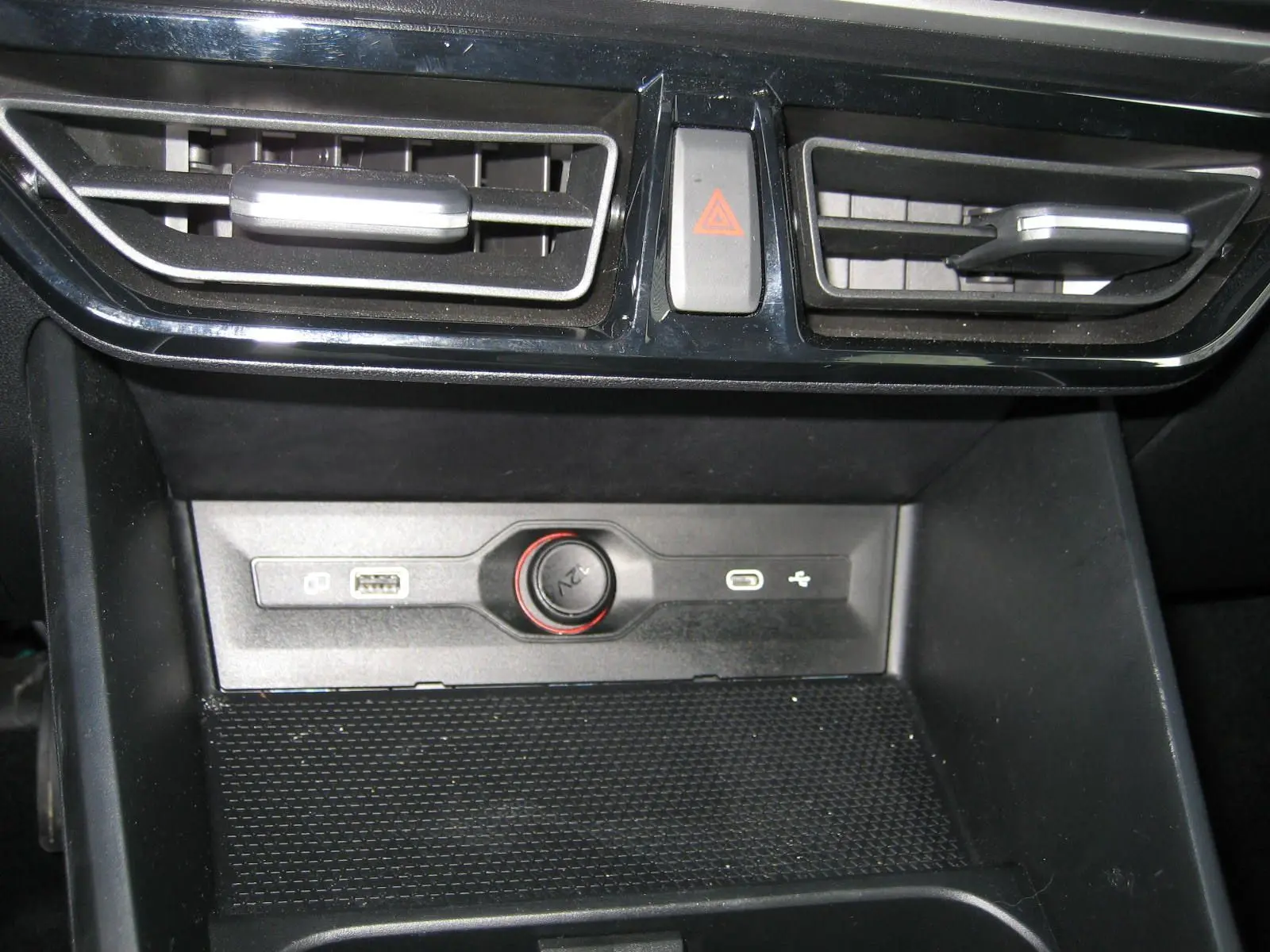Détail de la console centrale de la MG3 1.5 Hybrid Luxury 2025, avec prises USB et bouton de signal d’alerte.