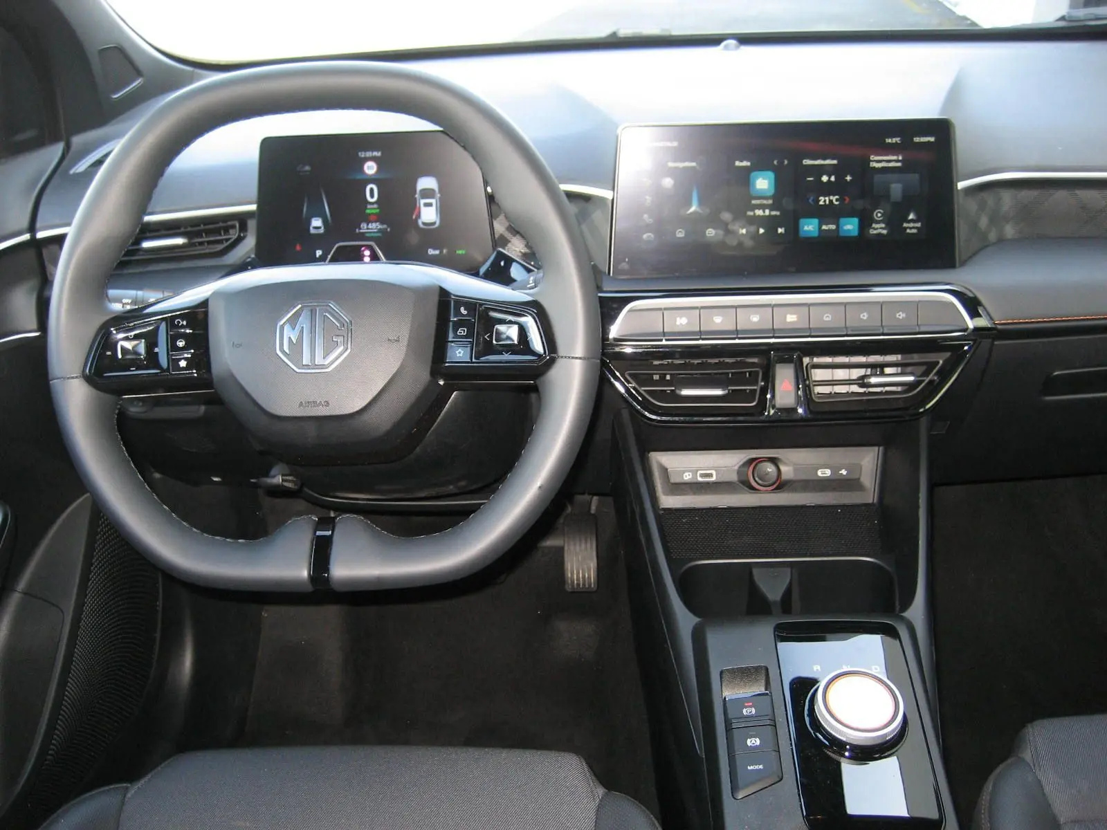 Vue intérieure frontale du tableau de bord gris du MG3 1.5 Hybrid Luxury 2025 avec écran tactile et volant multifonction.