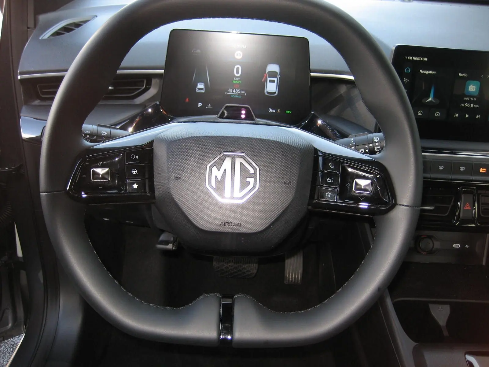 Vue rapprochée du volant noir de la MG3 1.5 Hybrid Luxury 2025 avec tableau de bord numérique et commandes intégrées.