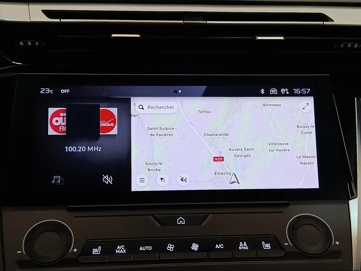 Écran tactile central de la Peugeot 308 2023 affichant la radio et la navigation, vue intérieure frontale.