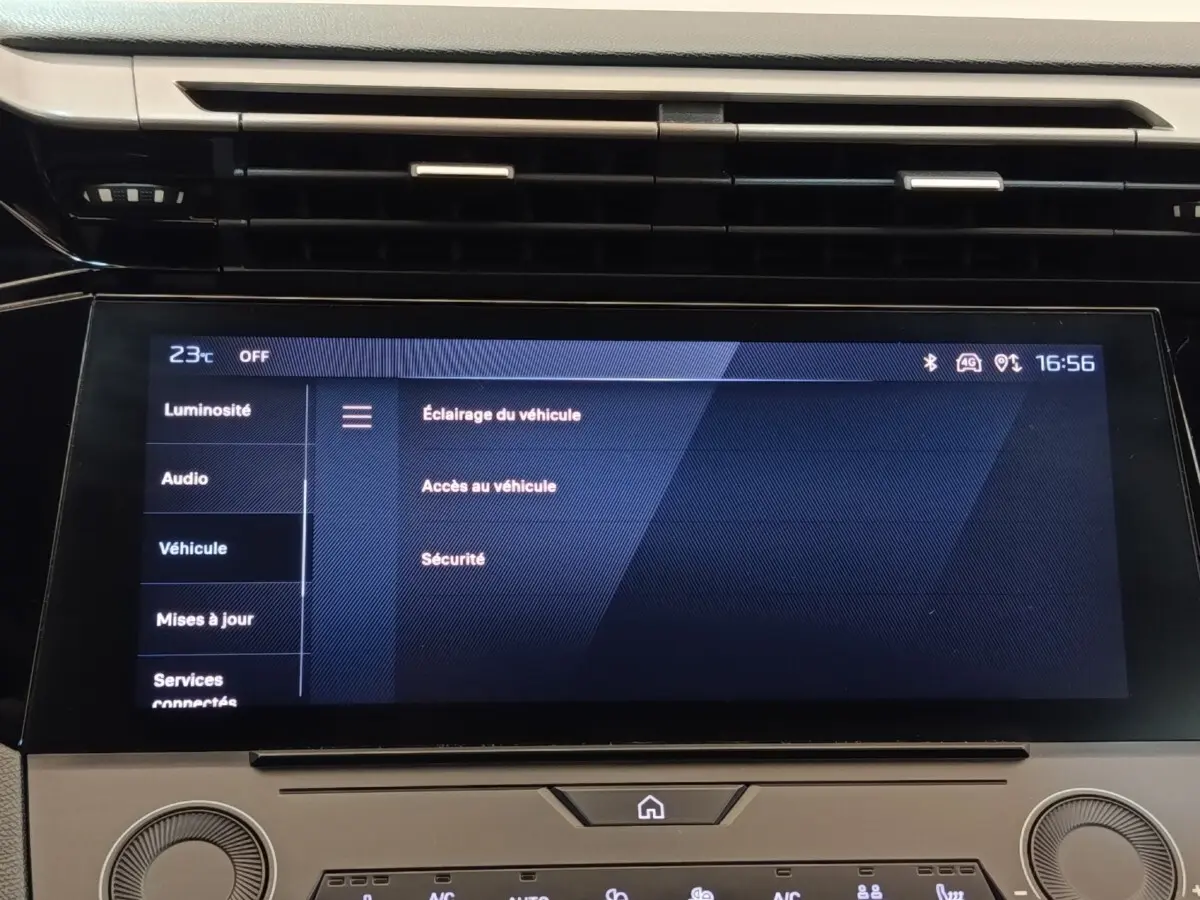 Écran tactile central de la Peugeot 308 2023 affichant les réglages du véhicule, vue intérieure frontale.