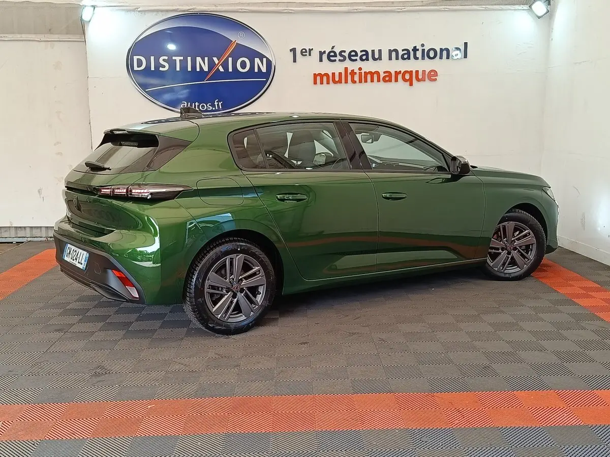 Peugeot 308 vert vue de profil côté droit, avec feux arrière LED et jantes alliage distinctives.