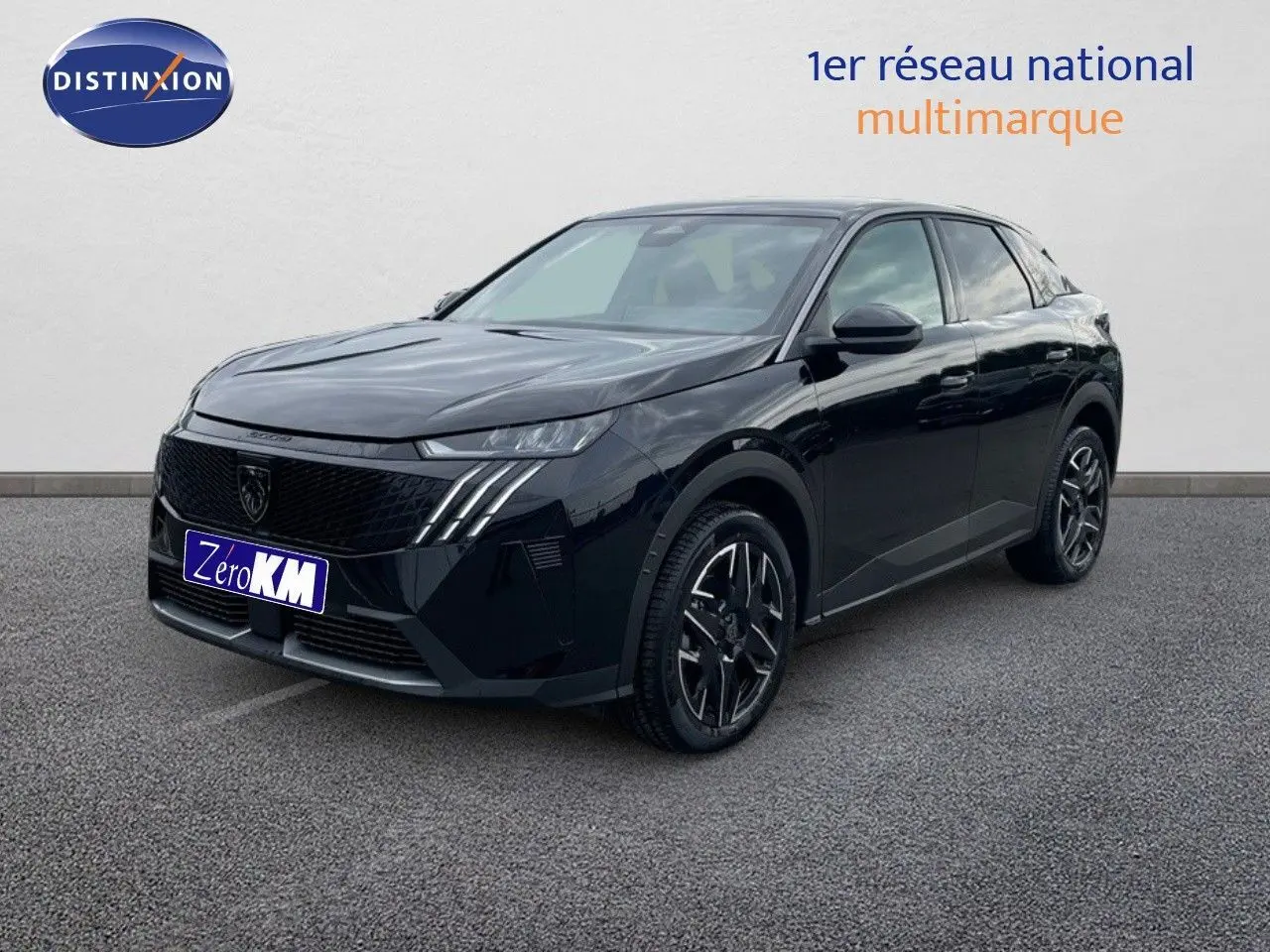 Peugeot 3008 Hybrid noir perle métal en 3/4 avant droit, avec jantes alliage et calandre distinctive.