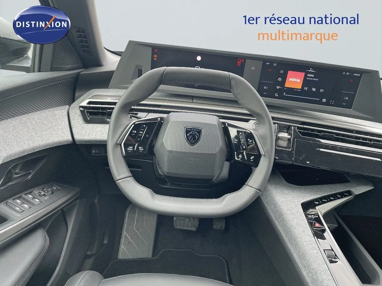 Intérieur du Peugeot 3008 Hybrid 2025 vu de face, volant compact et tableau de bord numérique moderne.