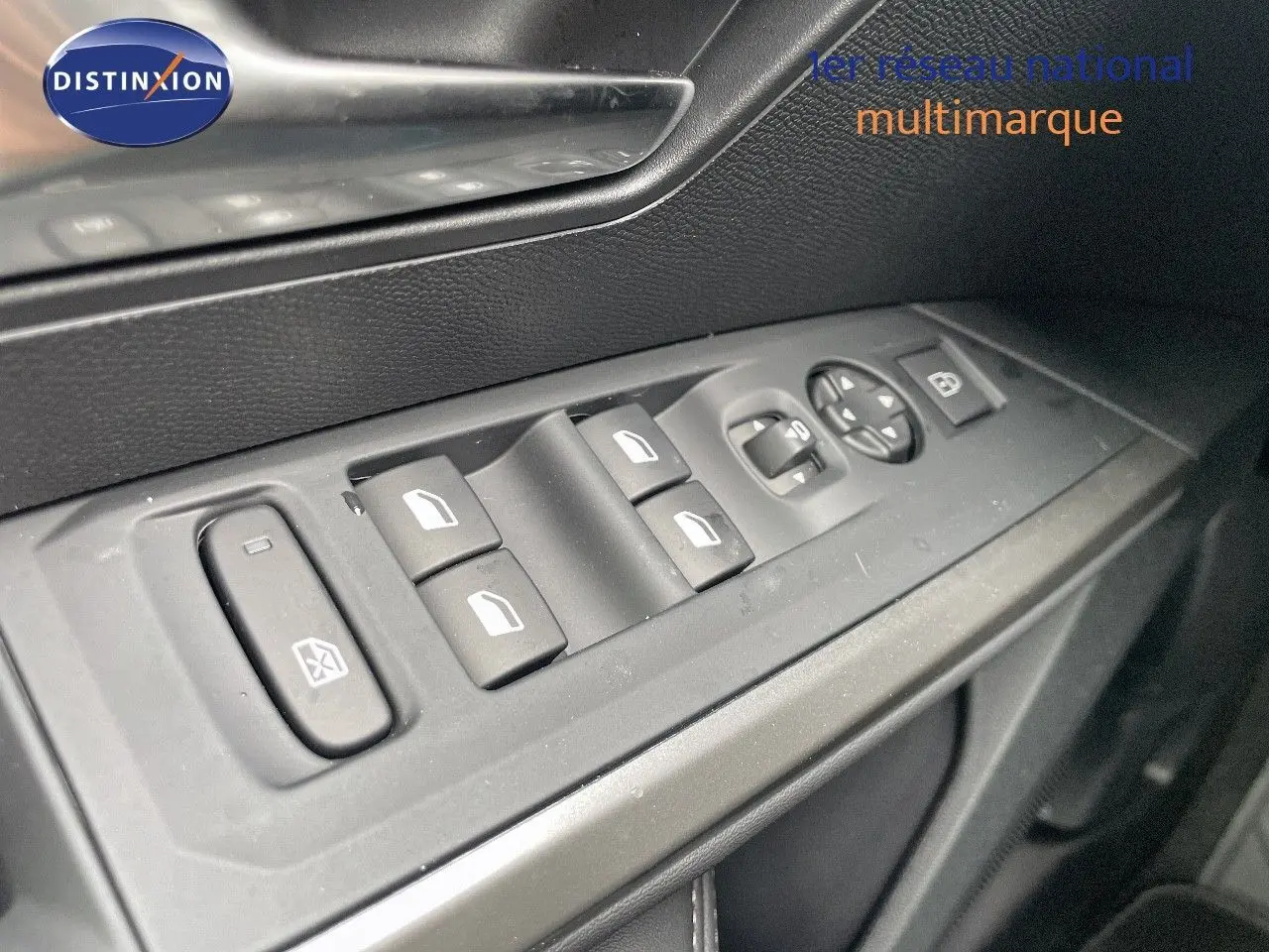 Gros plan sur les commandes des vitres côté conducteur du Peugeot 3008 noir perle métal, version hybride 2025.